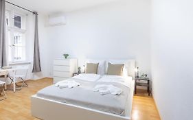 Very Central Convenient Flat